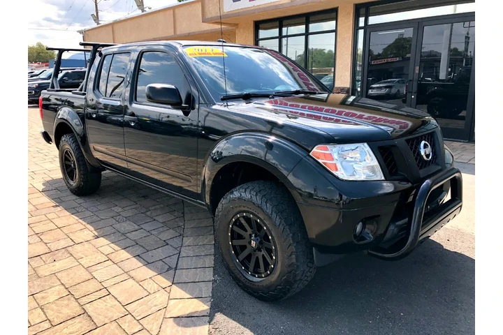 $15457 : 2014 Frontier SV Crew Cab 4WD image 8