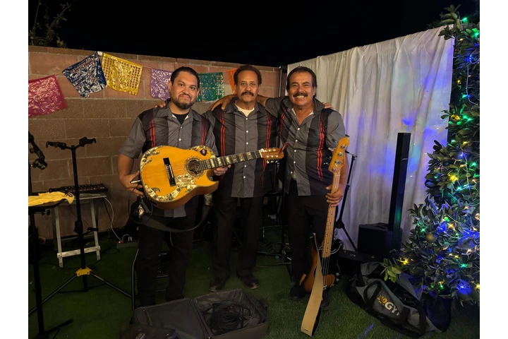 Trio Versatil Los Angelinos image 5