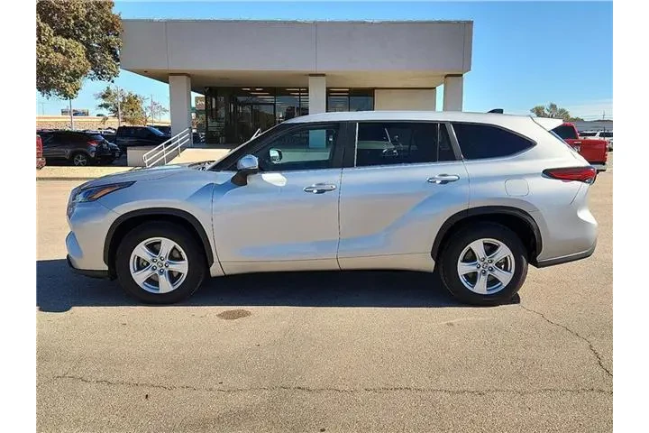 $32995 : Toyota Highlander 2023 LE 4d image 2
