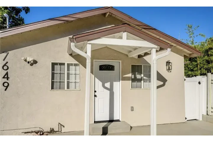 $1000 : espaciosa casa una sola planta image 1