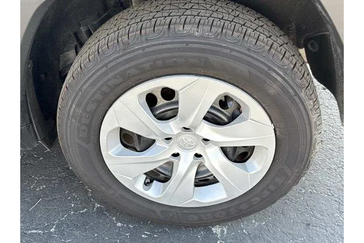 Toyota RAV4 2024 LE 4dr SUV image 5