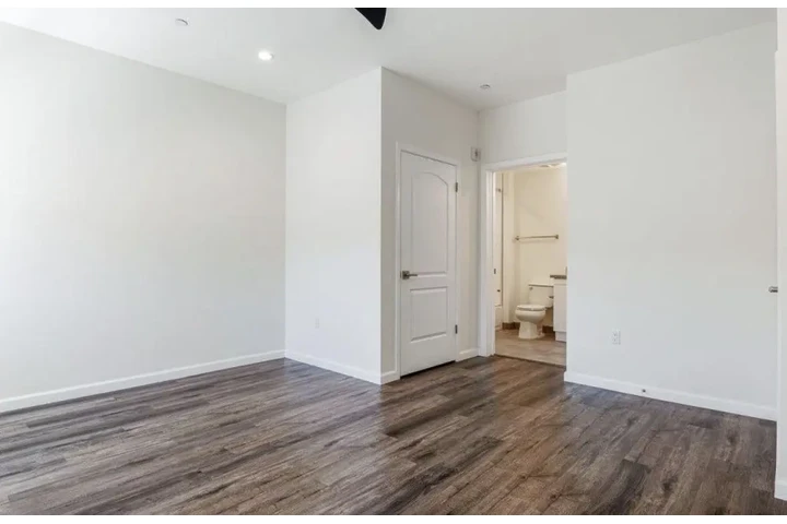 $1900 : 2-BED 2BATH APT IN CENTRAL LA image 6