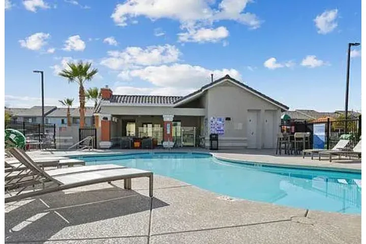 $1250 : Beautiful 3bedroom Apt in NV image 2