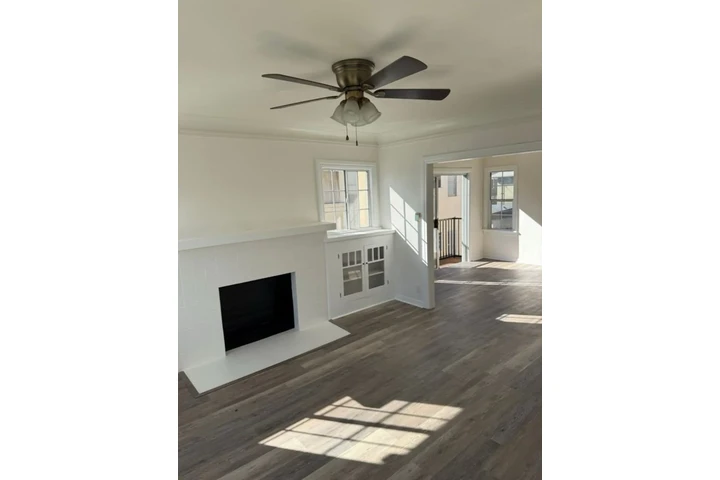 $1985 : 2 Bedroom Apt in Koreatown image 2