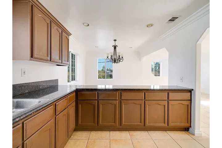 $3700 : Beautiful Home 4B/2B image 1