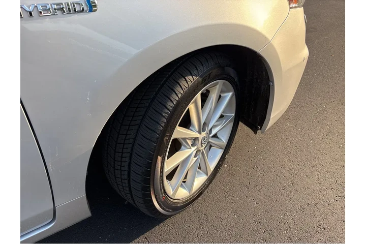 $10000 : 2014 Prius v Five image 10