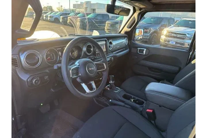 $33900 : Jeep Wrangler 2023 4x4 Sahar image 9