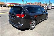 $23299 : 2017 Pacifica Limited FWD thumbnail