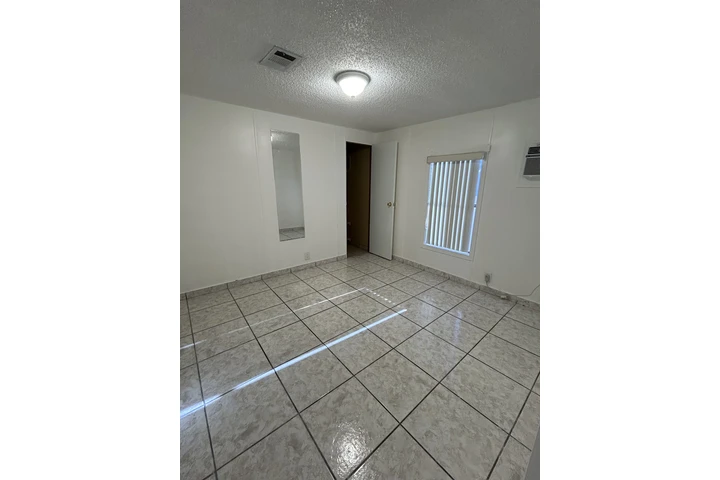 $1450 : Tengo estudio para rentar image 5