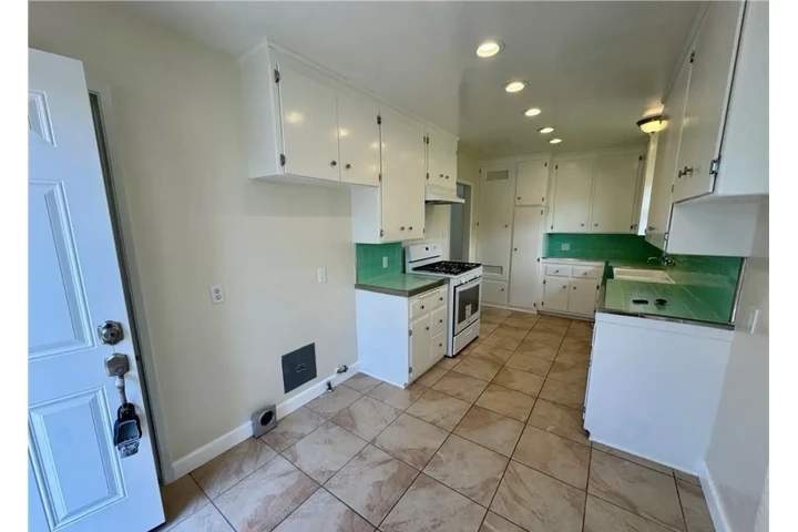 $1900 : Single Residence image 3