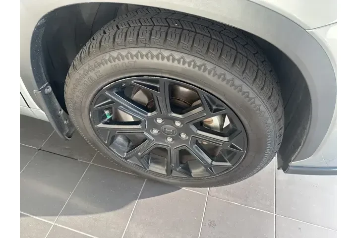 $27793 : Toyota Highlander 2023 LE 4d image 6