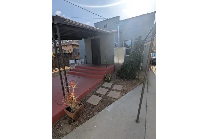 $1500 : South-Gate 3 - 1 Bath image 9