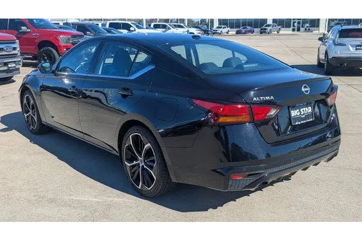 $19995 : Nissan Altima 2023 2.5 SR 4d image 5