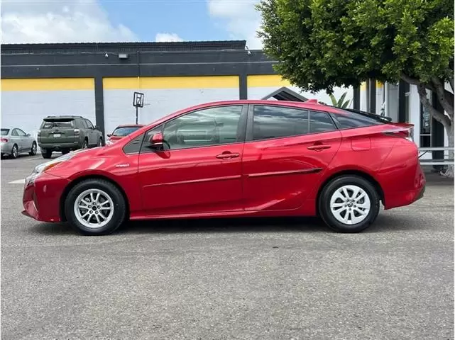 2016 Toyota Prius Two image 1