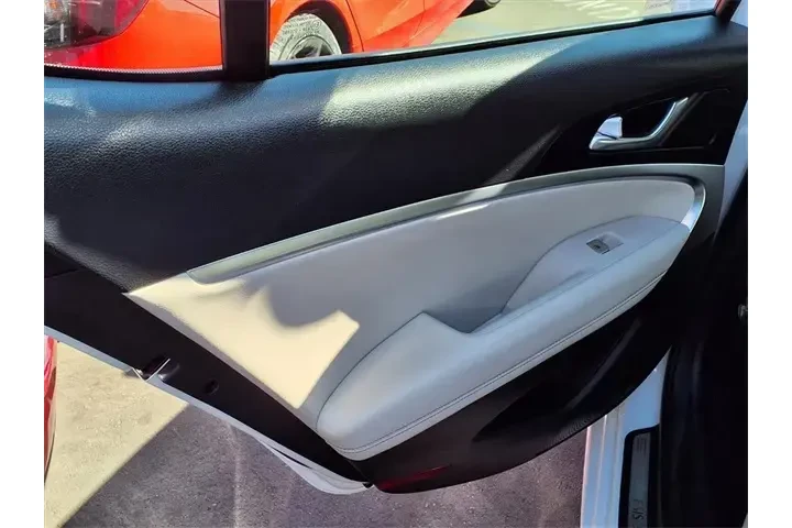 $29905 : Genesis G70 2025 2.5T Standa image 7