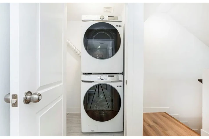 $1895 : 2 Bedroom Apartment in LA image 7