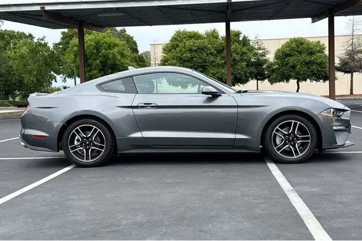 $27485 : Ford Mustang 2023 EcoBoost 2 image 10