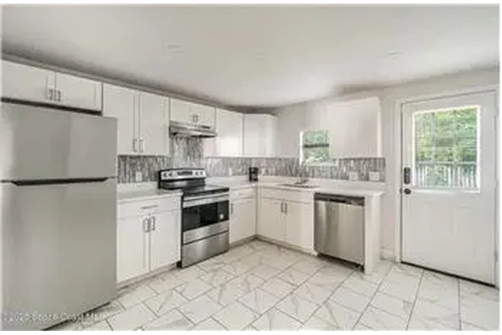 $1050 : Rental property with 2 bedro image 7