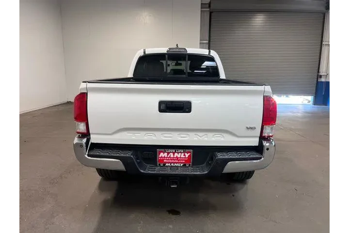 $29402 : Toyota Tacoma 2017 image 4