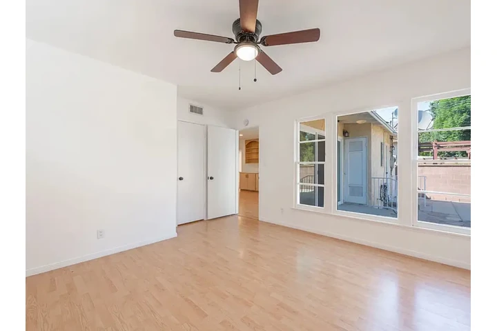 $2000 : 2 bedroom house in Vermont Ave image 6