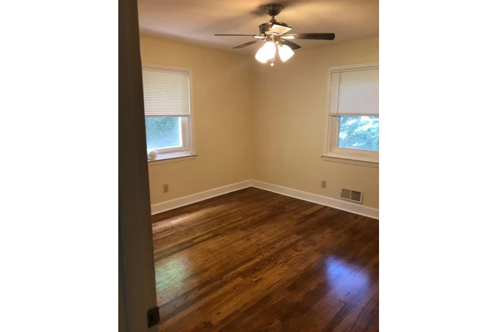 $2300 : Rent image 4