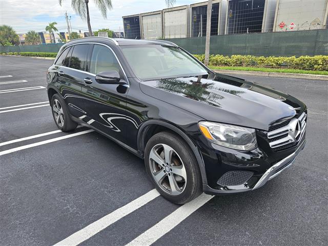 $13700 : Mercedes Benz glc 300 image 3