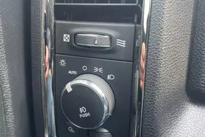 $26995 : 2016 RAM 1500 CREW CAB image 9