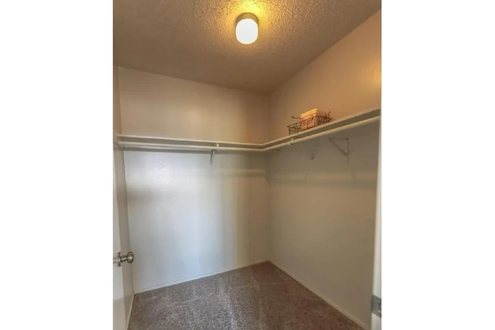 $1250 : Beautiful 3bed Apt in LV image 8