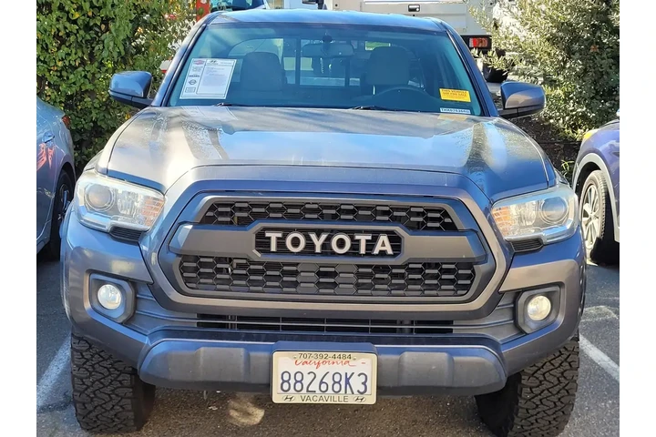 $25109 : Toyota Tacoma 2017 4x4 SR5 V image 2