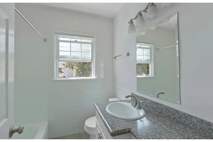 $4000 : 3 bedroom house available image 2