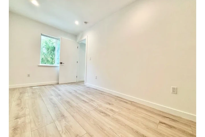 $1799 : 2 bedroom apartment in LA image 6