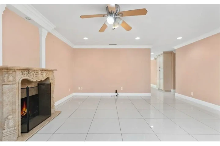 $2450 : 3 Bedroom Home in Koreatown LA image 4