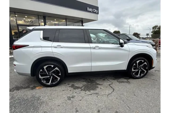 $25498 : Mitsubishi Outlander 2023 ES image 9