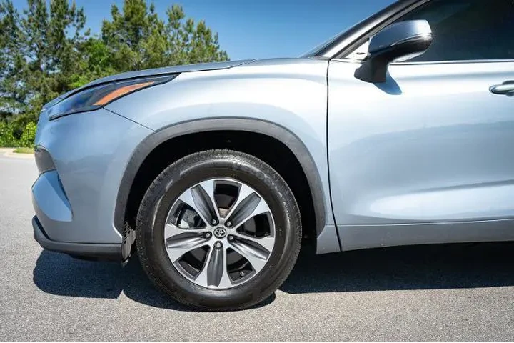 $39874 : Toyota Highlander 2023 LE 4d image 4