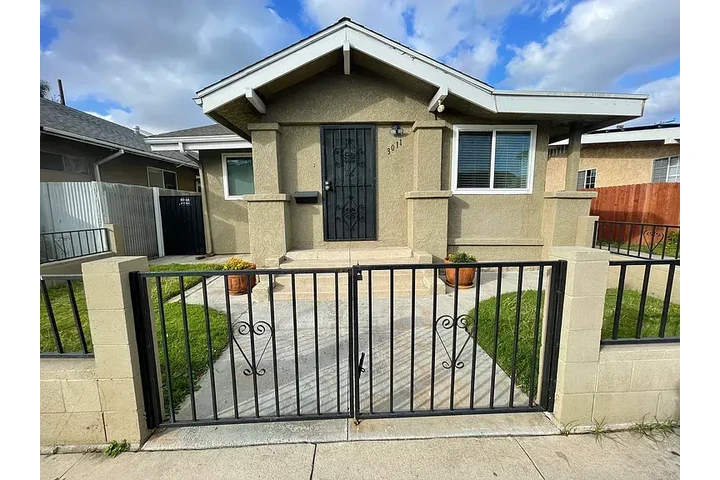 $800 : Remodeled kitchen and bathroom image 1