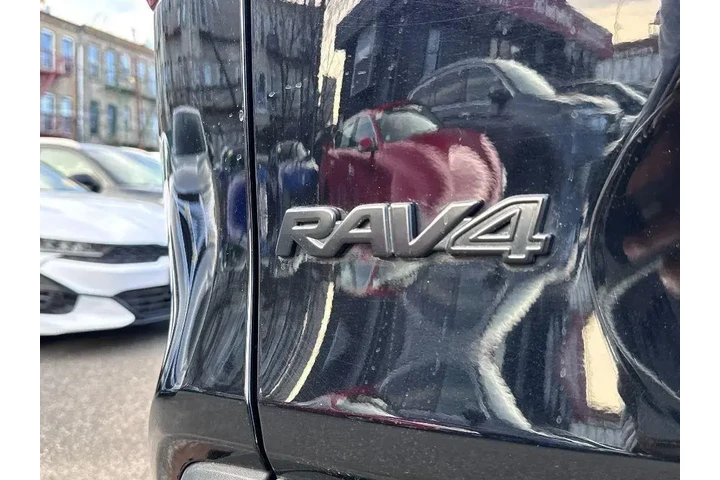 $22995 : Toyota RAV4 2022 AWD XLE 4dr image 7