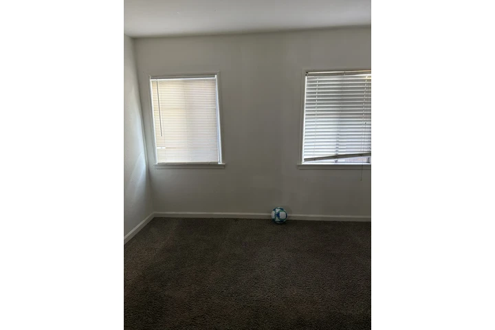 $950 : Se renta un cuarto. image 1