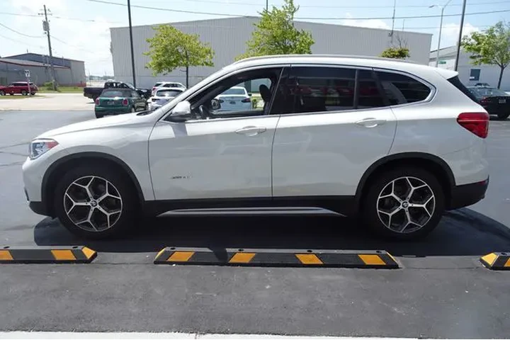 $15990 : 2017 BMW X1 image 5