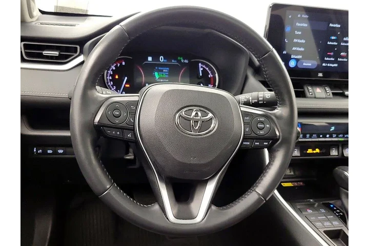 $31998 : Toyota RAV4 2023 AWD XLE Pre image 10