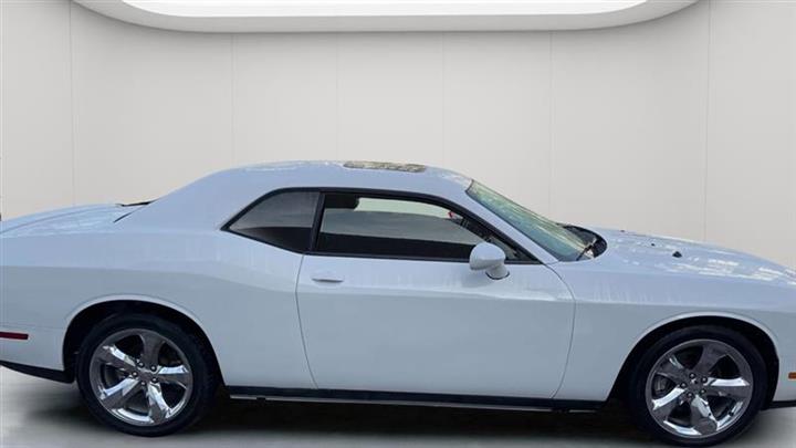 2014 Challenger SXT image 9