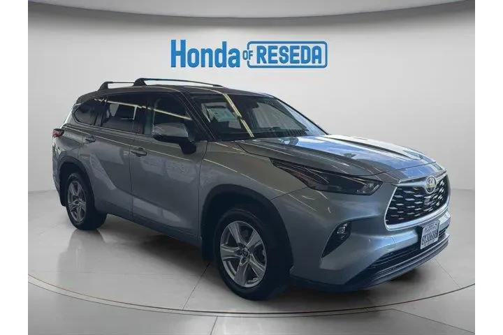 $29898 : Toyota Highlander 2022 LE 4d image 3