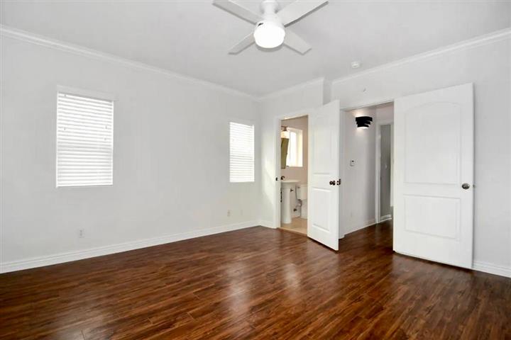 $1800 : North Hollywood 2 & 2.5 Home image 7