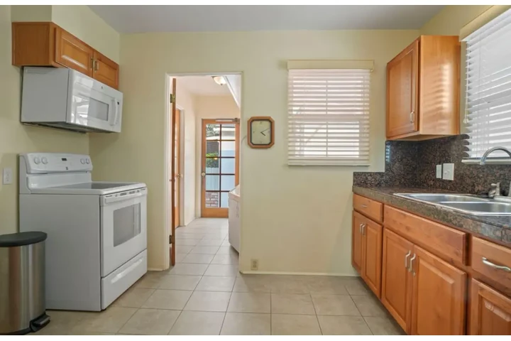 $2435 : 3 Bedroom Home in Van Ness, LA image 5