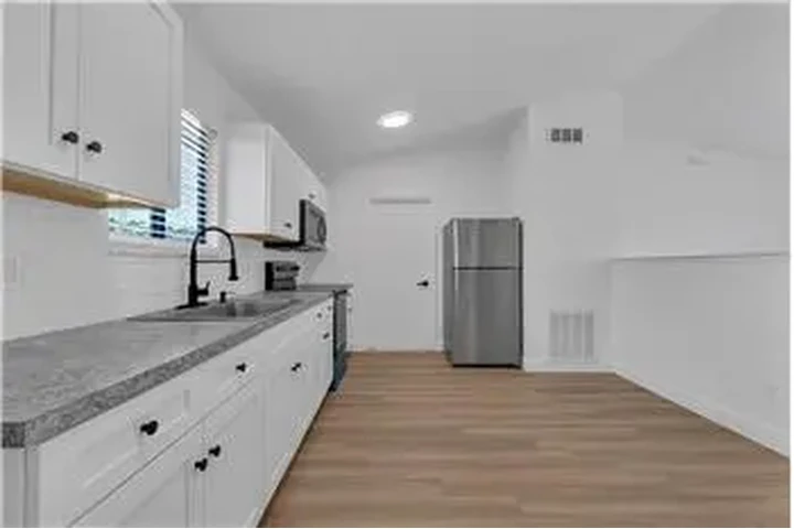 $1100 : Rental property with 2 bedro image 9