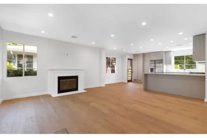 $2465 : 3Bedroom House in S Hoover St image 4