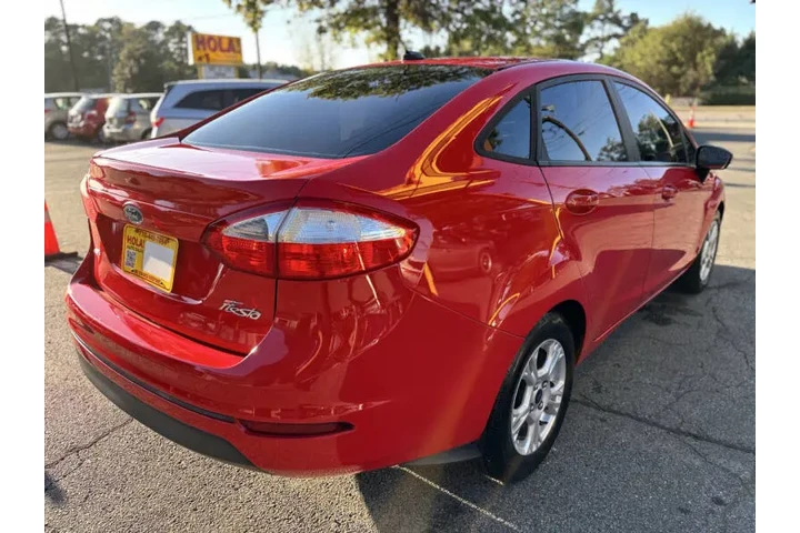 2015 Fiesta SE image 6
