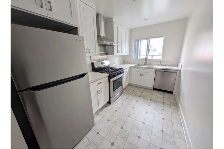 $1950 : 2 bedroom Apt in James M Wood image 4