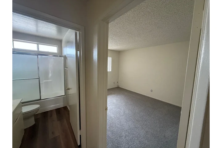 $2000 : Gorgeous 2 bed 1 Bath image 7
