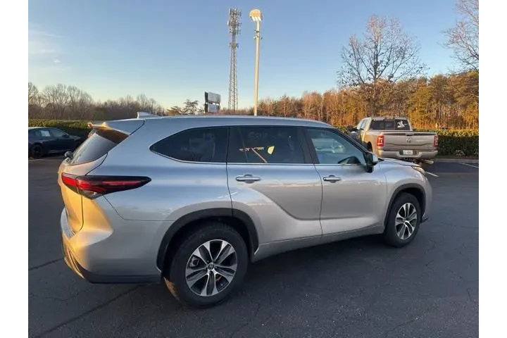 $37911 : Toyota Highlander 2024 XLE 4 image 9