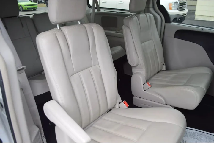 $9995 : 2013 CHRYSLER TOWN & COUNTRY image 3